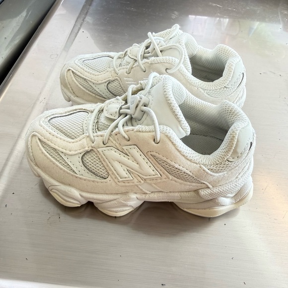 “SIZE 8M” TODDLER NEW BALANCE SNEAKERS UNISEX - Picture 3 of 4